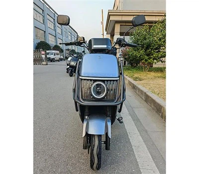 Motocicleta eléctrica moderna de largo alcance
